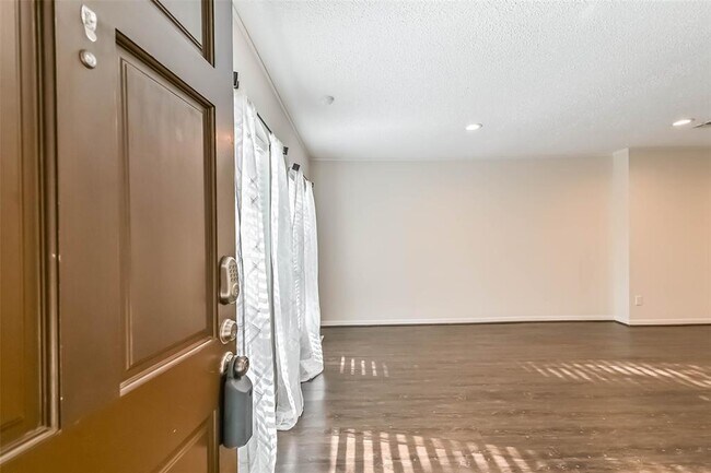 496 N Post Oak Ln in Houston, TX - Building Photo - Building Photo