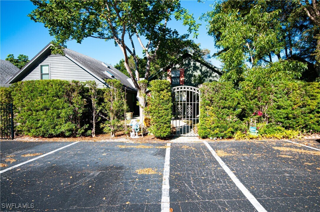 1313 Solana Rd in Naples, FL - Building Photo