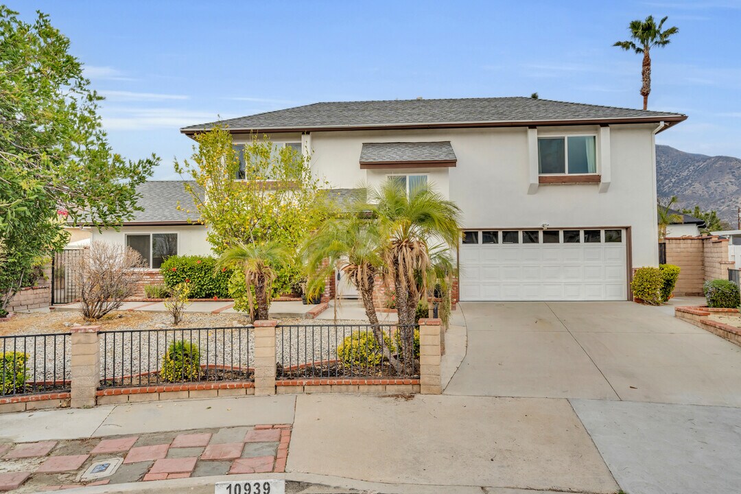 10939 Floralita Ave in Sunland, CA - Building Photo