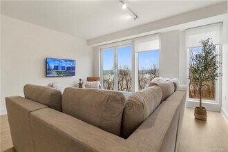 18 Edgewater Pl-Unit -103 in Beacon, NY - Building Photo - Building Photo