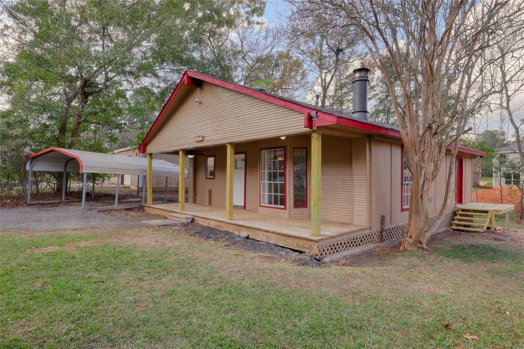 1102 Yellowstone River Rd in Montgomery, TX - Building Photo