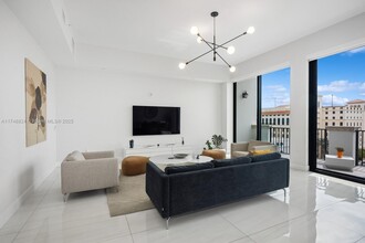 275 Giralda Ave, Unit 7B in Coral Gables, FL - Building Photo - Building Photo