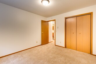 Oakwood Apartments in Fargo, ND - Building Photo - Building Photo