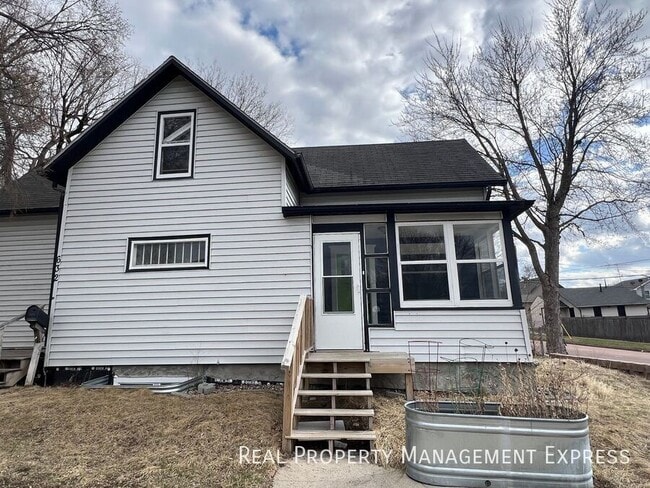 property at 632 N Wayland Ave