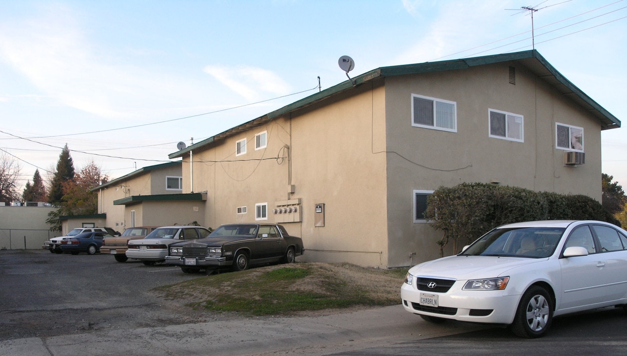 2004 S Cirby Way in Roseville, CA - Foto de edificio