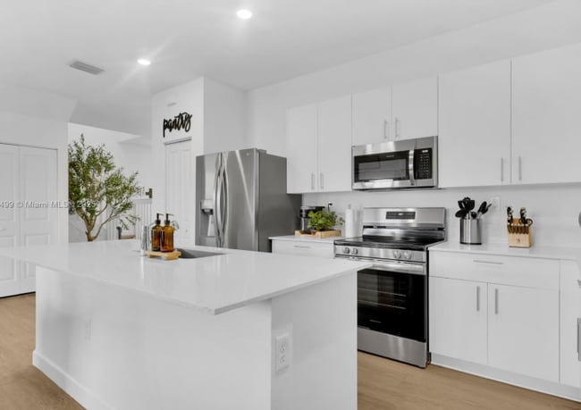 2444 SE 24th Ave in Homestead, FL - Foto de edificio - Building Photo