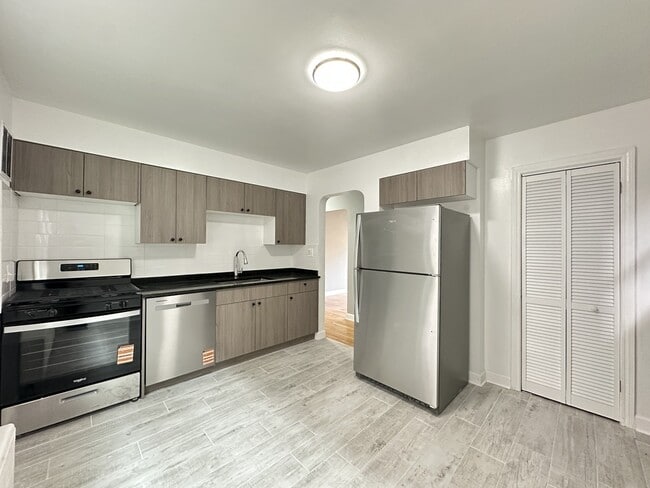 6715 N California Ave in Chicago, IL - Foto de edificio - Building Photo