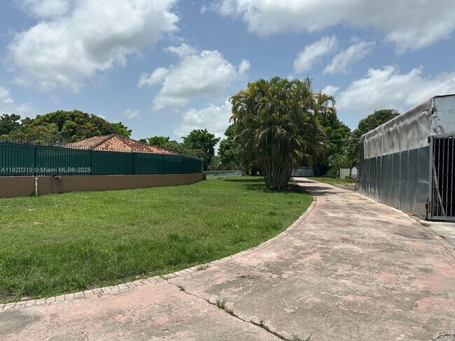 17625 SW 160th Ave in Miami, FL - Building Photo - Building Photo