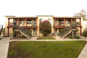 Villas de Laura in Oceanside, CA - Foto de edificio - Building Photo