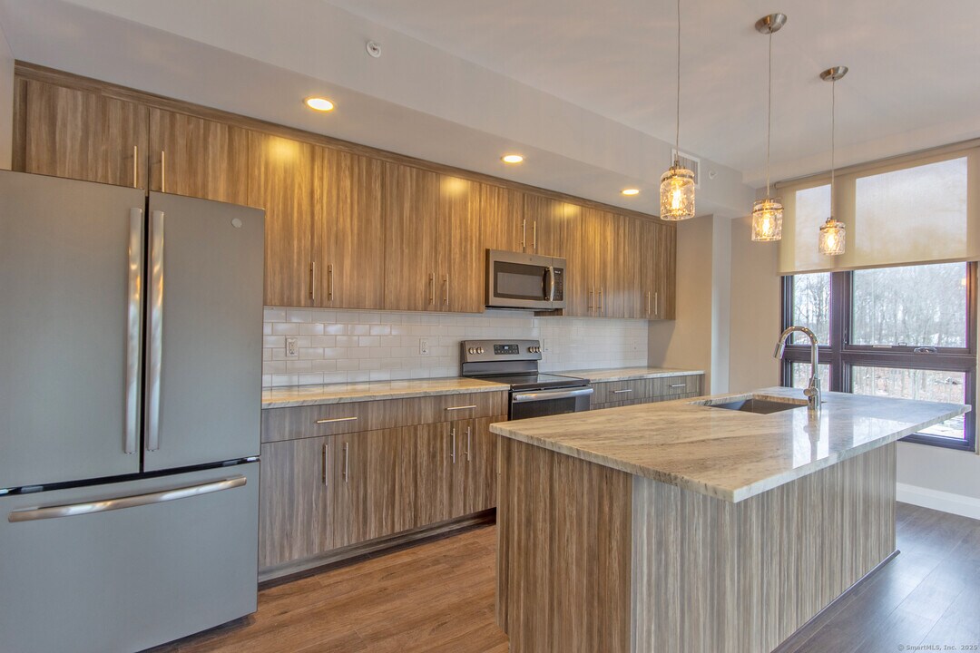 11 Edgewater Cir in East Hampton, CT - Building Photo
