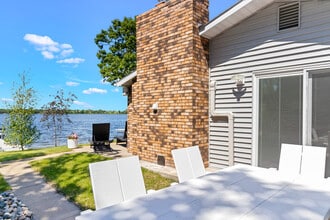 27166 Little Floyd Lake Rd in Detroit Lakes, MN - Foto de edificio - Building Photo