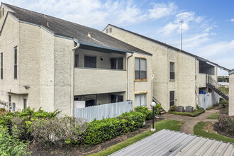 Berkley Court Condominiums in Houston, TX - Foto de edificio - Building Photo