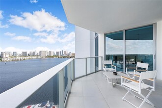 17111 Biscayne Blvd, Unit 220 in Aventura, FL - Building Photo - Building Photo