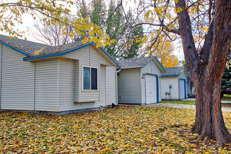 Comstock Apartments in Nampa, ID - Building Photo - Building Photo