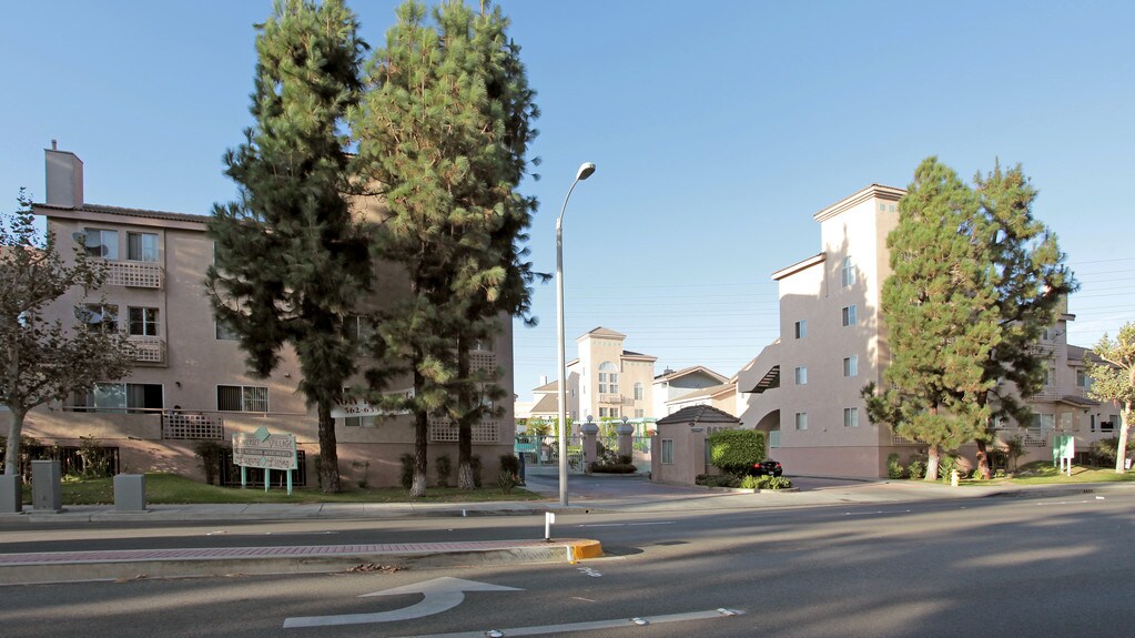 Somerset Village Apartments in Paramount, CA