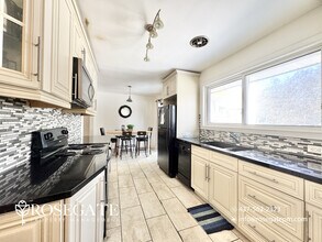 Charming 2-Bedroom Detached Home with Fireplace & Backyard Deck in Oshawa in Oshawa, ON - Building Photo - Building Photo