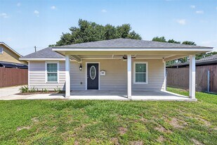 7623 McHenry St in Houston, TX - Building Photo