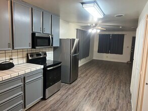 276 Northwoods Ave, Unit 282 in Manteca, CA - Building Photo - Building Photo