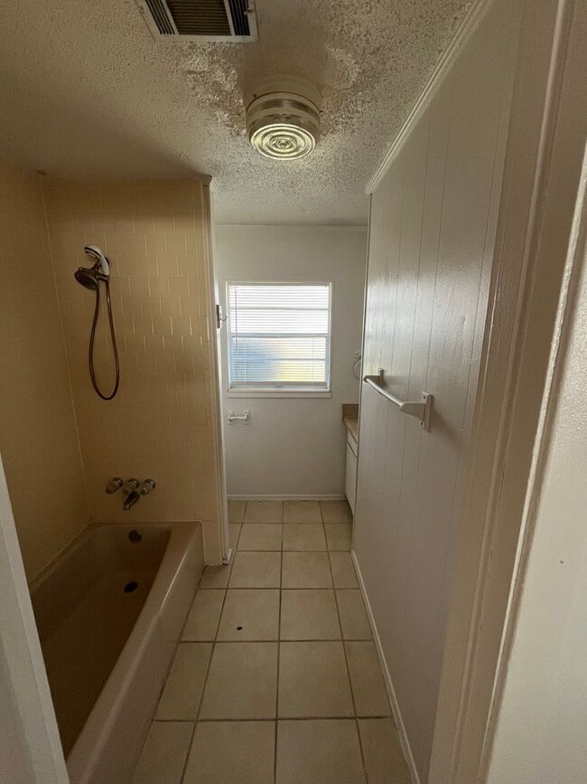 590 Florosa Ct in Mary Esther, FL - Foto de edificio - Building Photo