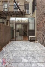 221 Mott St in New York, NY - Foto de edificio - Building Photo