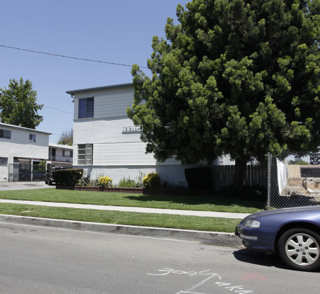12011-12013 Albers St in Valley Village, CA - Foto de edificio - Building Photo