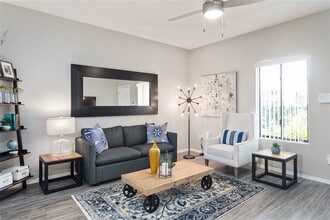 The Cove Apartments in Phoenix, AZ - Foto de edificio - Building Photo