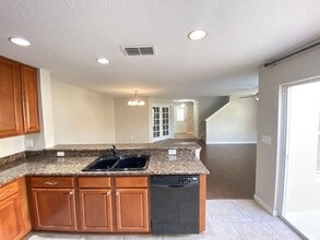 Avalon Park corner end Townhome featuring 3 bedrooms, 2.5 baths, plus office, and 2 car garage. in Orlando, FL - Building Photo - Building Photo