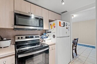 1205 Mariposa Ave, Unit #413 in Coral Gables, FL - Foto de edificio - Building Photo