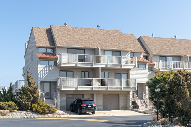 1540 Ocean Ave in Sea Bright, NJ - Foto de edificio - Building Photo