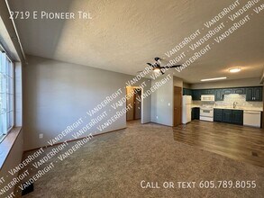 2719 E Pioneer Trail in Sioux Falls, SD - Building Photo - Building Photo