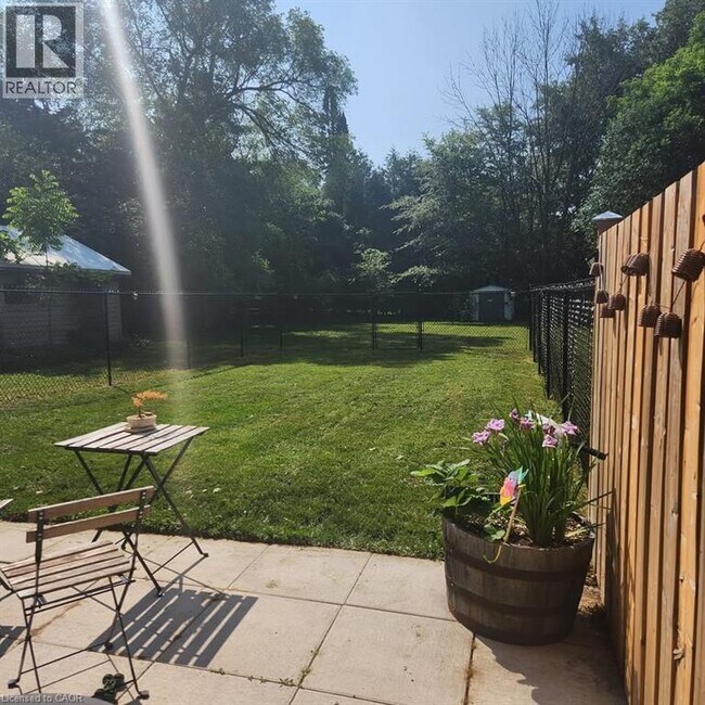 203 Erb St E in Waterloo, ON - Building Photo - Building Photo