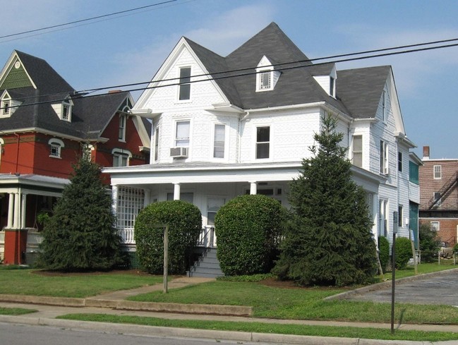 1223 Third St in Roanoke, VA - Foto de edificio - Building Photo