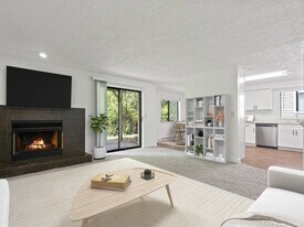 Hampton Court in Everett, WA - Building Photo