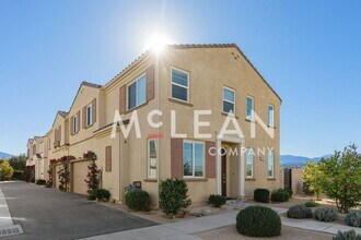 301 Paseo Gusto in Palm Desert, CA - Building Photo - Building Photo