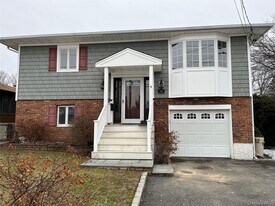 43 Floyd Pl in East Norwich, NY - Building Photo