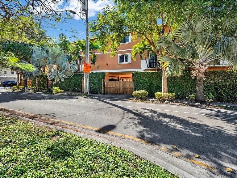 240 SW 15th Rd in Miami, FL - Building Photo