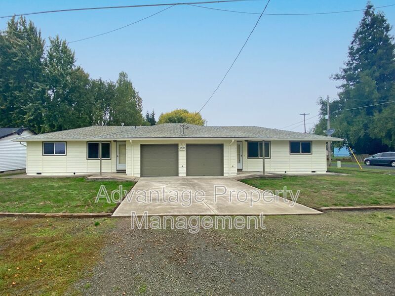 411-413 E 3rd St in Halsey, OR - Foto de edificio