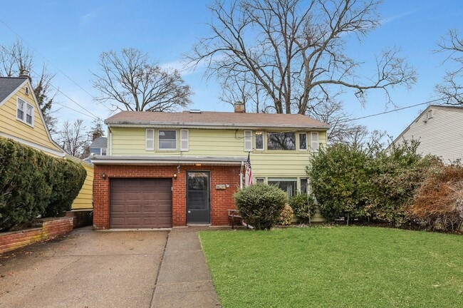 95 Grove St in Waldwick, NJ - Foto de edificio - Building Photo