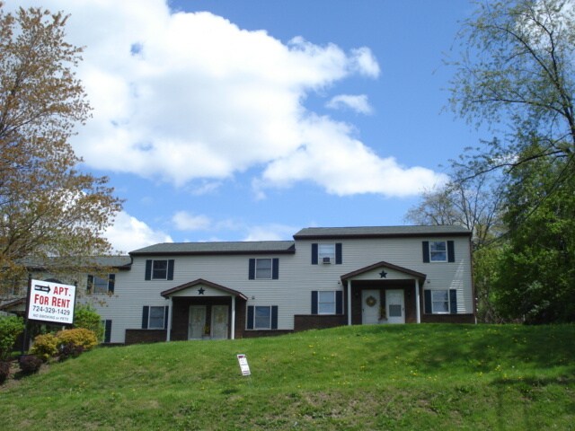 457 E Main St in Uniontown, PA - Building Photo