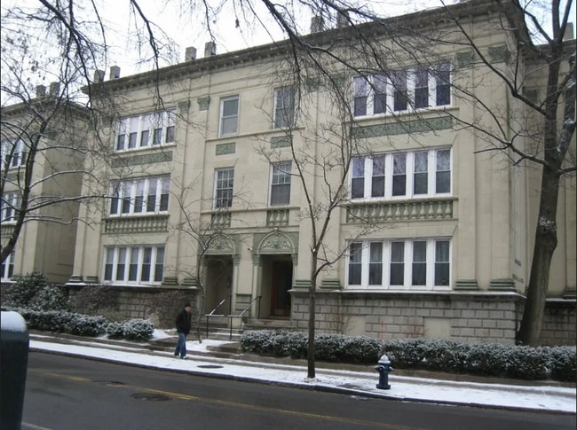 324 Saint Paul St, Unit 2 in Brookline, MA - Building Photo - Building Photo