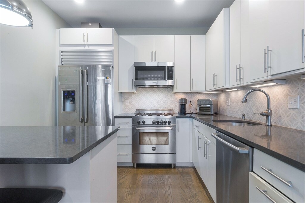 111 B St in Boston, MA - Building Photo