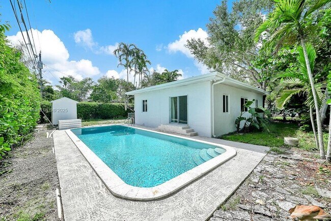 5960 SW 47th St in Miami, FL - Building Photo - Building Photo