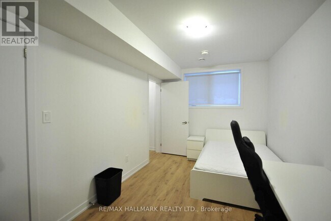 75 Simcoe St N in Oshawa, ON - Building Photo - Building Photo