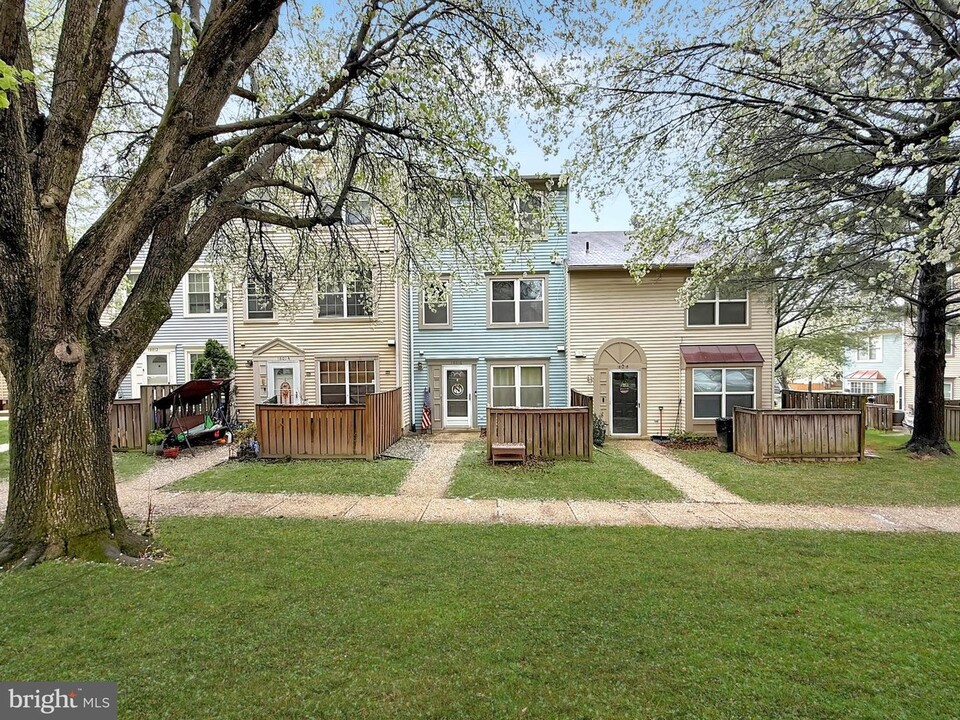 18016 Golden Spring Ct in Olney, MD - Building Photo