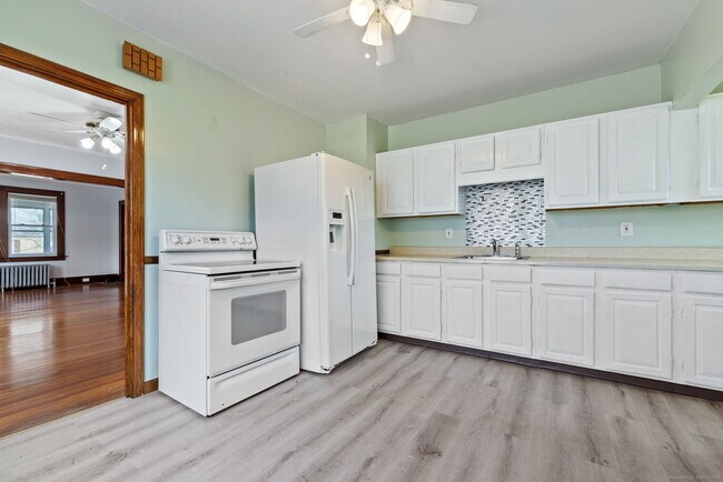 73 Allen St in Windsor, CT - Building Photo - Building Photo