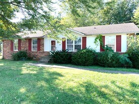 2425 Pendleton Dr in Clarksville, TN - Building Photo