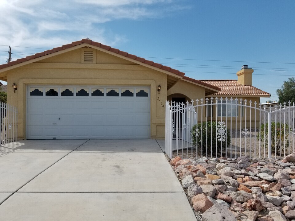 2524 S Ridge Ave in Bullhead City, AZ - Building Photo