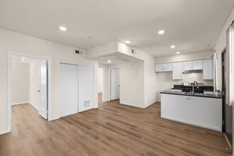 The Lexi in North Hills, CA - Foto de edificio - Building Photo