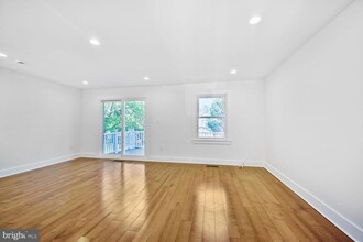 10222 Arizona Cir in Bethesda, MD - Foto de edificio - Building Photo
