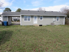 1621 Dearborn Dr in Virginia Beach, VA - Foto de edificio - Building Photo
